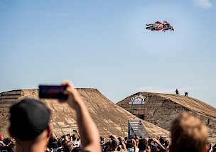 Freestyle-Historie beim großen Motocross Freeride-Spektakel in Dinslaken: Luc Ackermann holt Gold bei Red Bull Dirt Diggers