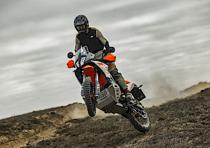 DIE KTM 890 ADVENTURE R DES MODELLJAHRES 2025 REGIERT WEITERHIN DIE MITTELKLASSE IM TRAVEL-SEGMENT