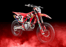 GASGAS PEPPT DIE FACTORY EDITIONS 2025 MIT EINEM VÖLLIG NEUEN LOOK AUF! DIE NEUEN MOTOCROSS MODELLE WURDEN MIT EINER REIHE VON TECHNISCHEN UPDATES UND VOM WERKSTEAM INSPIRIERTEN GRAFIKEN VERBESSERT