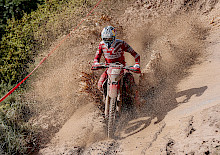 ANDREA VERONA HOLT SEINEN ERSTEN ENDUROGP-SIEG BEIM GP VON SPANIEN ANDREA VERONA HOLT SEINEN ERSTEN ENDUROGP-SIEG BEIM GP VON SPANIEN