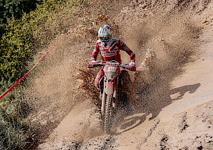 ANDREA VERONA HOLT SEINEN ERSTEN ENDUROGP-SIEG BEIM GP VON SPANIEN