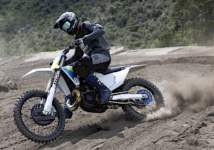 Ridin’ Smoke 2025: Husqvarna Mobility präsentiert neueste 2-Takt-Offroad-Modelle