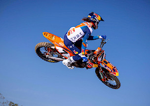 AARON PLESSINGER UND RED BULL KTM FACTORY RACING SETZEN FÜR 2026 DIE ERFOLGREICHE ZUSAMMENARBEIT FORT