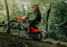 MEISTERT EXTREME BEDINGUNGEN: KTM PRÄSENTIERT DIE KTM 300 EXC HARDENDURO FÜR 2026 MEISTERT EXTREME BEDINGUNGEN: KTM PRÄSENTIERT DIE KTM 300 EXC HARDENDURO FÜR 2026