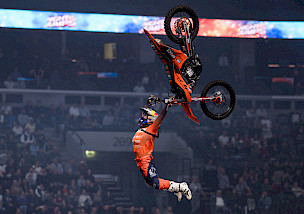 NIGHT of the JUMPs Premiere in Budapest - Trickpremieren Feuerwerk, Luc Ackermann gewinnt vor Matej Cesak