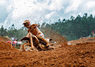 Red Bull Stoppelboss - Mach dich bereit für das ultimative Stoppelcross-Rennen!