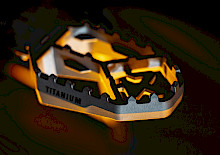 Akrapovic präsentiert neues Adventure-Fußrastenset aus Titan