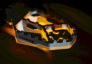 Akrapovic präsentiert neues Adventure-Fußrastenset aus Titan