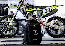 Triumph Factory Racing - Globale Partnerschaft mit Premium-Gepäckspezialisten Albek