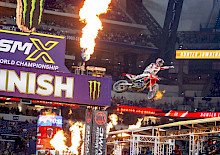Hunter Lawrence sichert sich den Triple Crown-Sieg in Indianapolis und Cole Davies holt sich seinen ersten Saison-Sieg in der 250SMX-Klasse