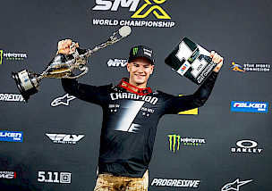 Cole Davies sichert sich vorzeitig den Titel in der 250SMX-Klasse in Philadelphia, Ken Roczen übernimmt mit seinem fünften Saisonsieg die Führung in der 450SMX-Klasse