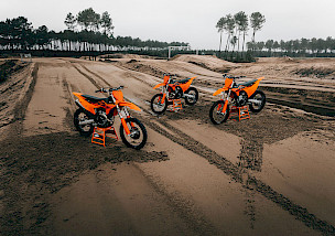 BEREIT FÜR DEN TRACK - DIE NEUEN KTM SX-MODELLE 2027 STEHEN IN DEN STARTLÖCHERN
