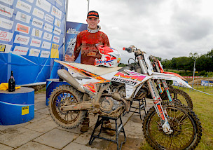 Becker Racing Team trotzt dem Wetterchaos in Tensfeld: Maximilian Spies feiert überragenden Start-Ziel-Sieg und sichert sich Platz 2 in der Gesamtwertung