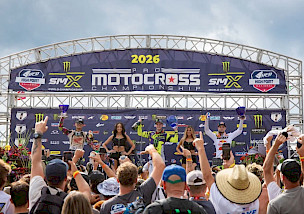 Hunter Lawrence holt sich den Sieg in der 450SMX-Klasse, während Cole Davies seinen ersten Pro Motocross-Sieg in der 250SMX-Klasse feiert