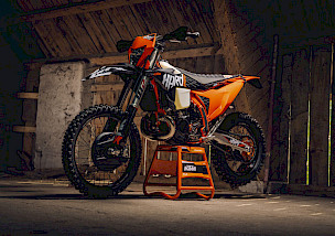 DIE KTM 300 EXC HARDENDURO 2027: ENTWICKELT FÜR EXTREME HERAUSFORDERUNGEN